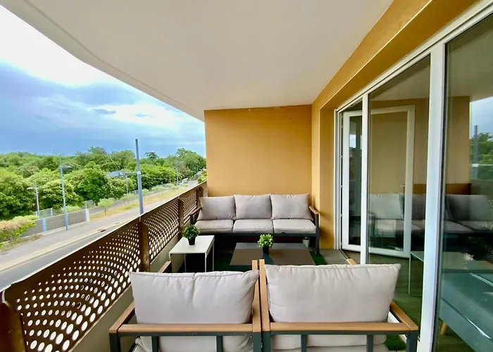 Le Strada- Terrace And Central Position!
