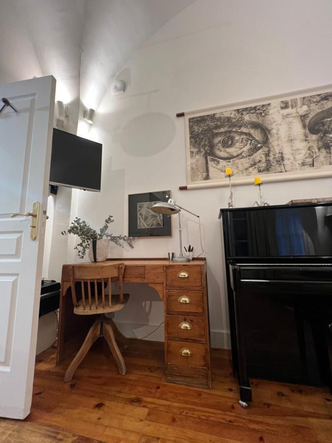 Courbet's Bachelor Pad Apartment Montpellier