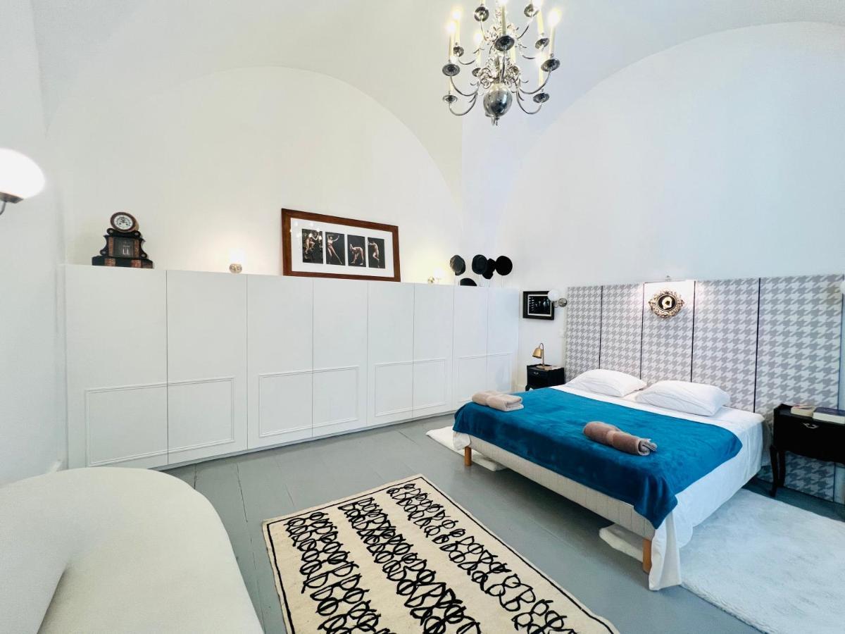 Apartment Courbet's Bachelor Pad *
