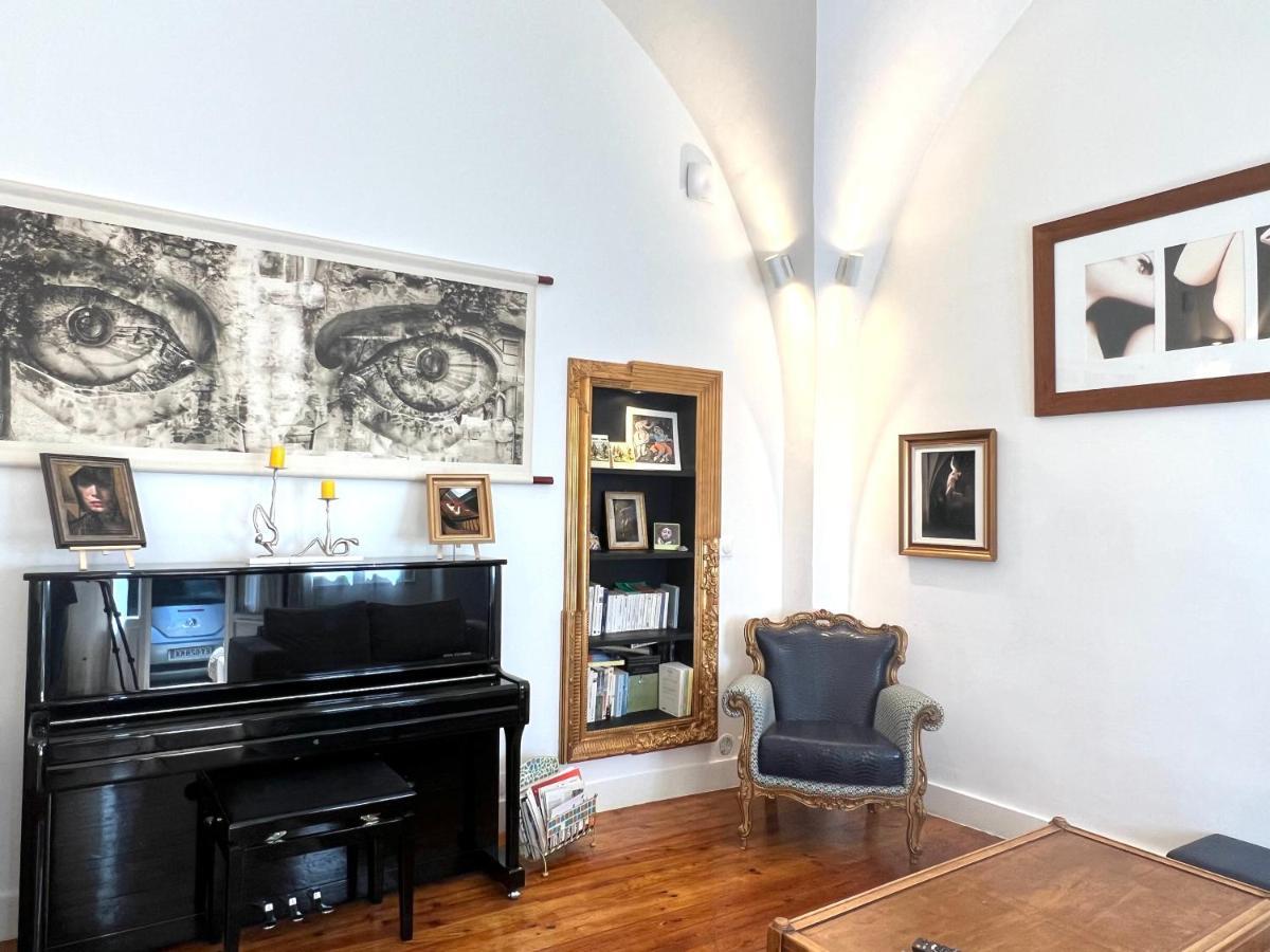 Courbet's Bachelor Pad Apartment *