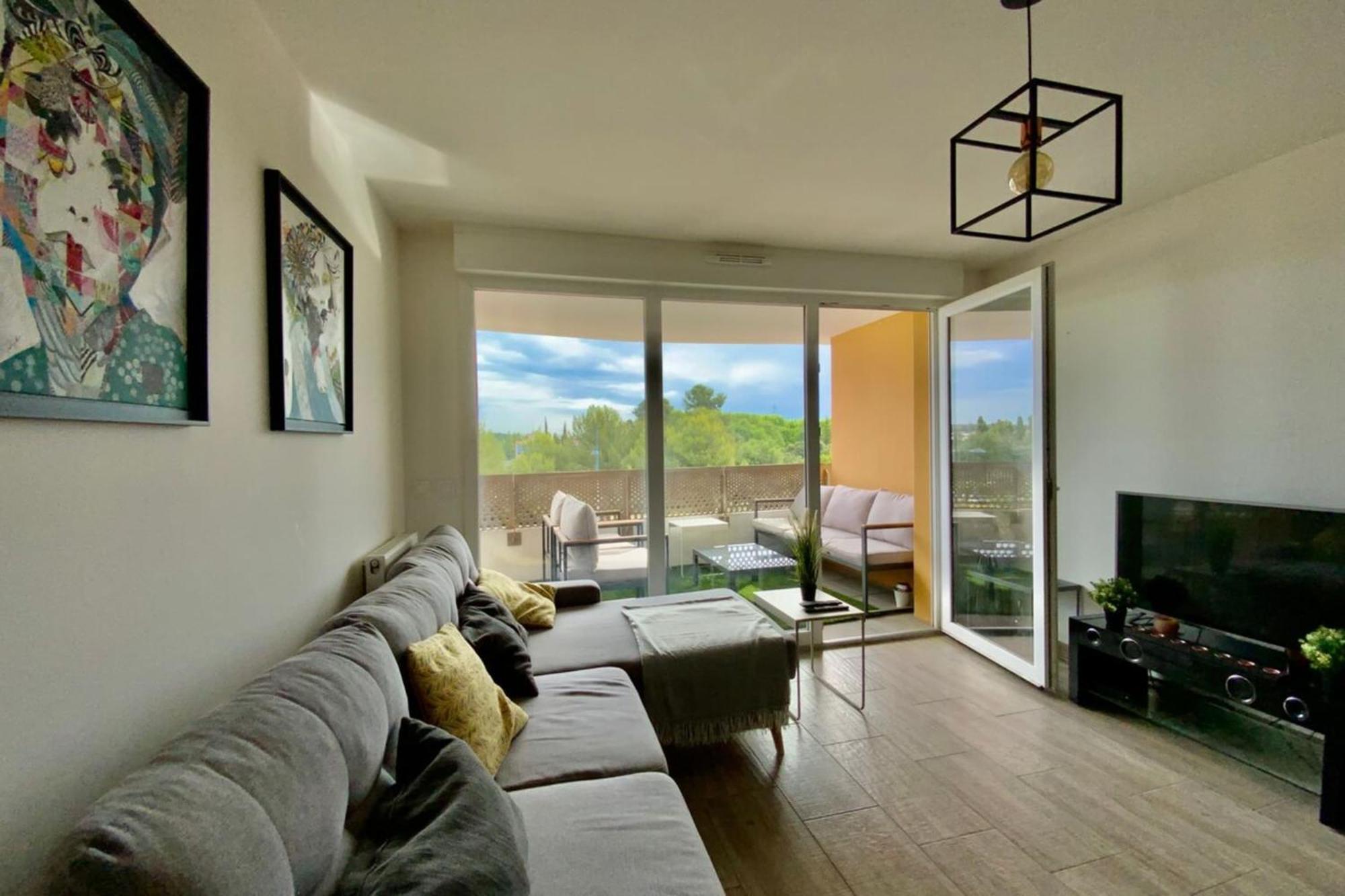Le Strada- Terrace And Central Position!