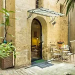 L\'Ecusson - Duplex With Exterior!