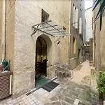 L\'Ecusson - Duplex With Exterior!