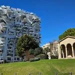 Face A L\'Arbre Blanc, Neuf Clim Parking
