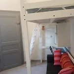 Petit Studio Renove A La Place Comedie