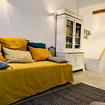 2P 38M2 Historic Center & Old World Charm