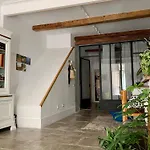 2P 38M2 Historic Center & Old World Charm