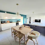 Pavlova : Calme, Vue, Elegant, Spacieux, Sur Et Central