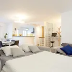 Appartement privé 80m carré, 2 chambres, 1 place de parking