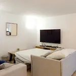 Appartement privé 80m carré, 2 chambres, 1 place de parking