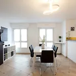 Appartement privé 80m carré, 2 chambres, 1 place de parking