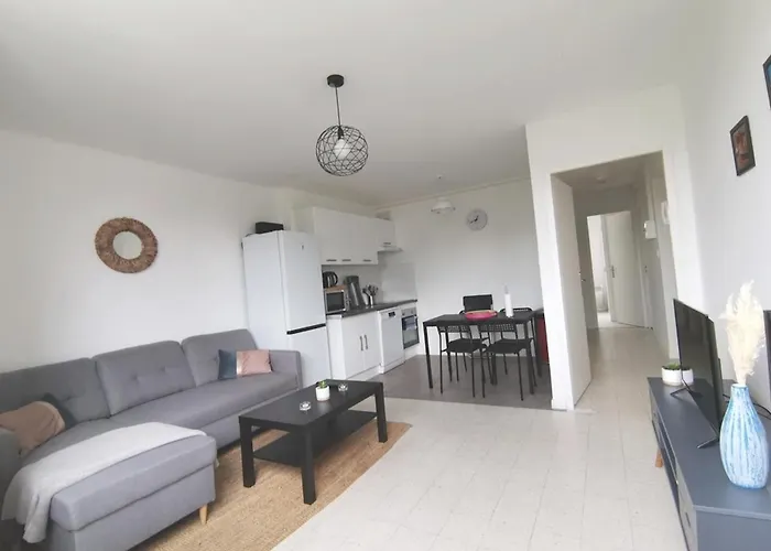 * 3Bedrooms, 2Free Parking, Wifi, Tram 8Min *
