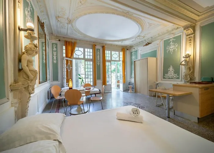 Le Versailles Unique Et Charme