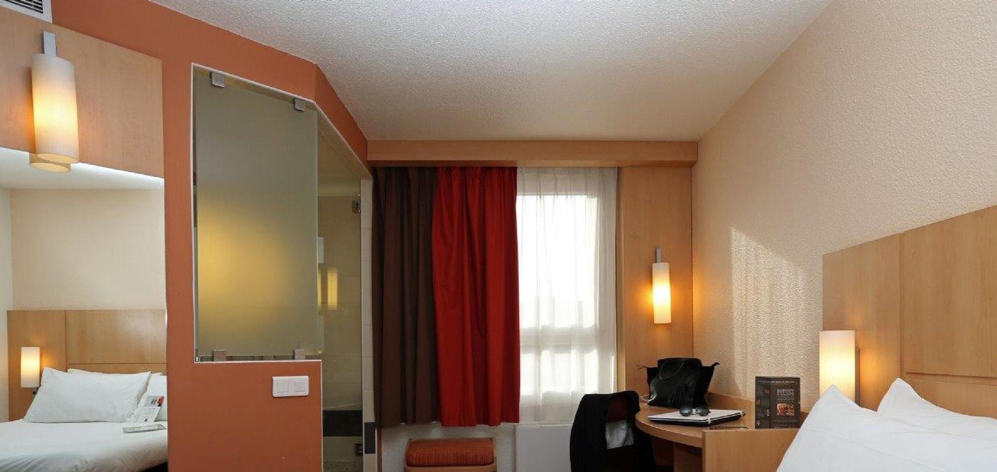 Ibis Centre Polygone Hotel 3*
