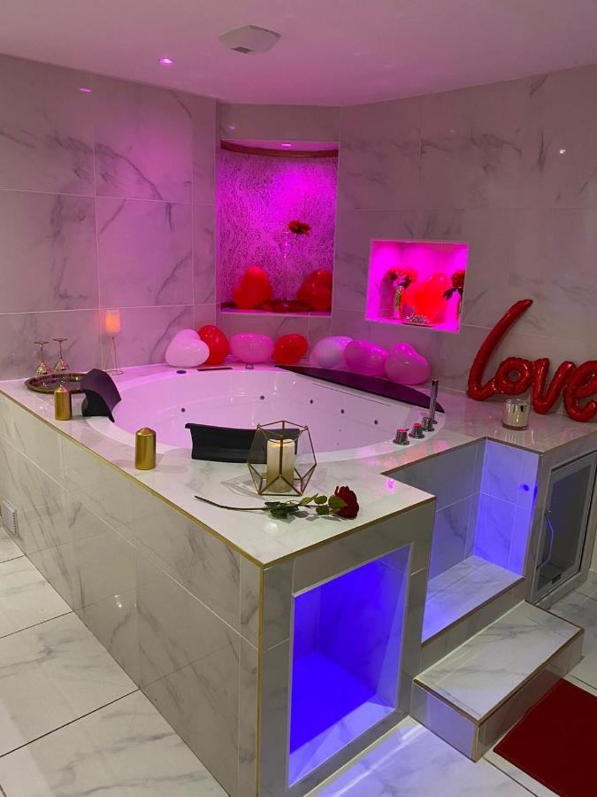 Romantique Avec Jaccuzy A La Gare De Montpellier
