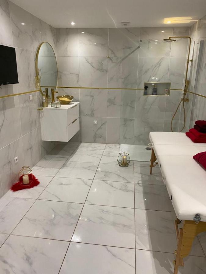 Appartement Romantique Avec Jaccuzy A La Gare De