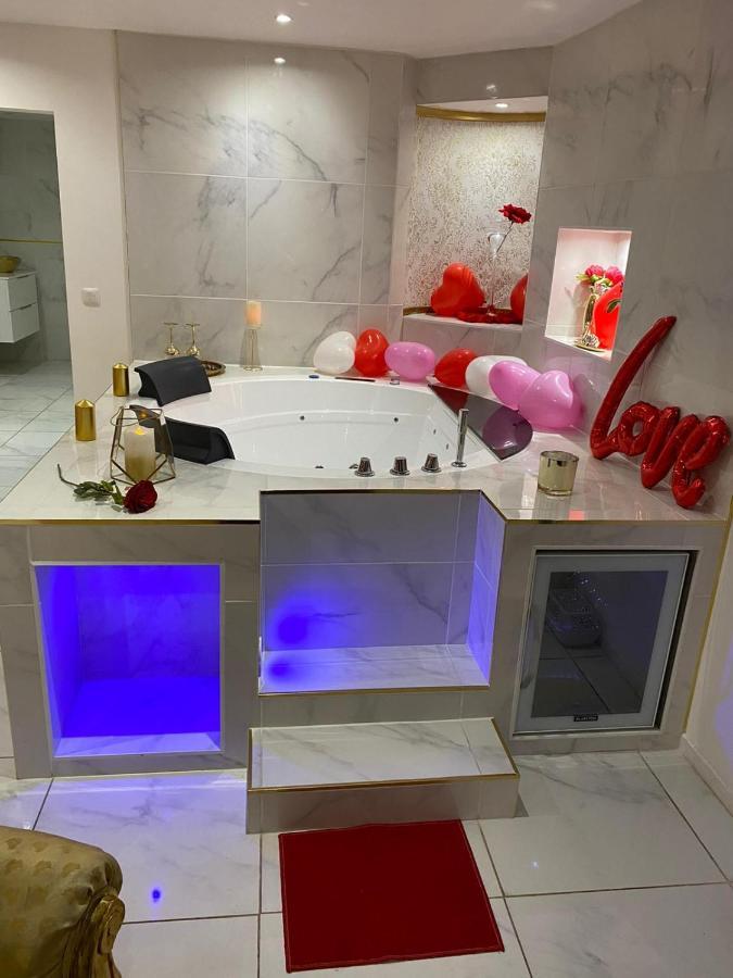 Romantique Avec Jaccuzy A La Gare De Montpellier