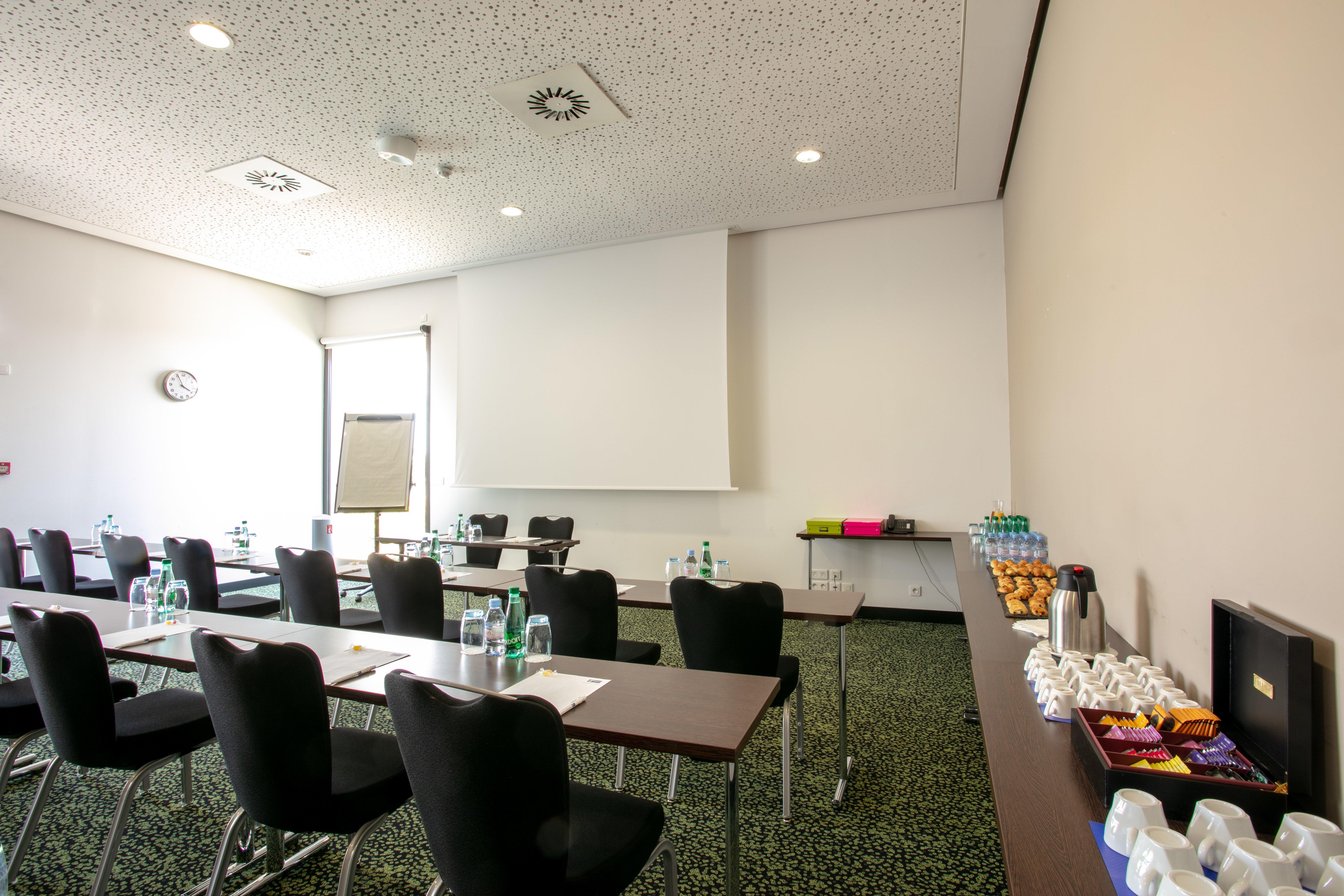 Hotel Holiday Express - Odysseum By Ihg 3*