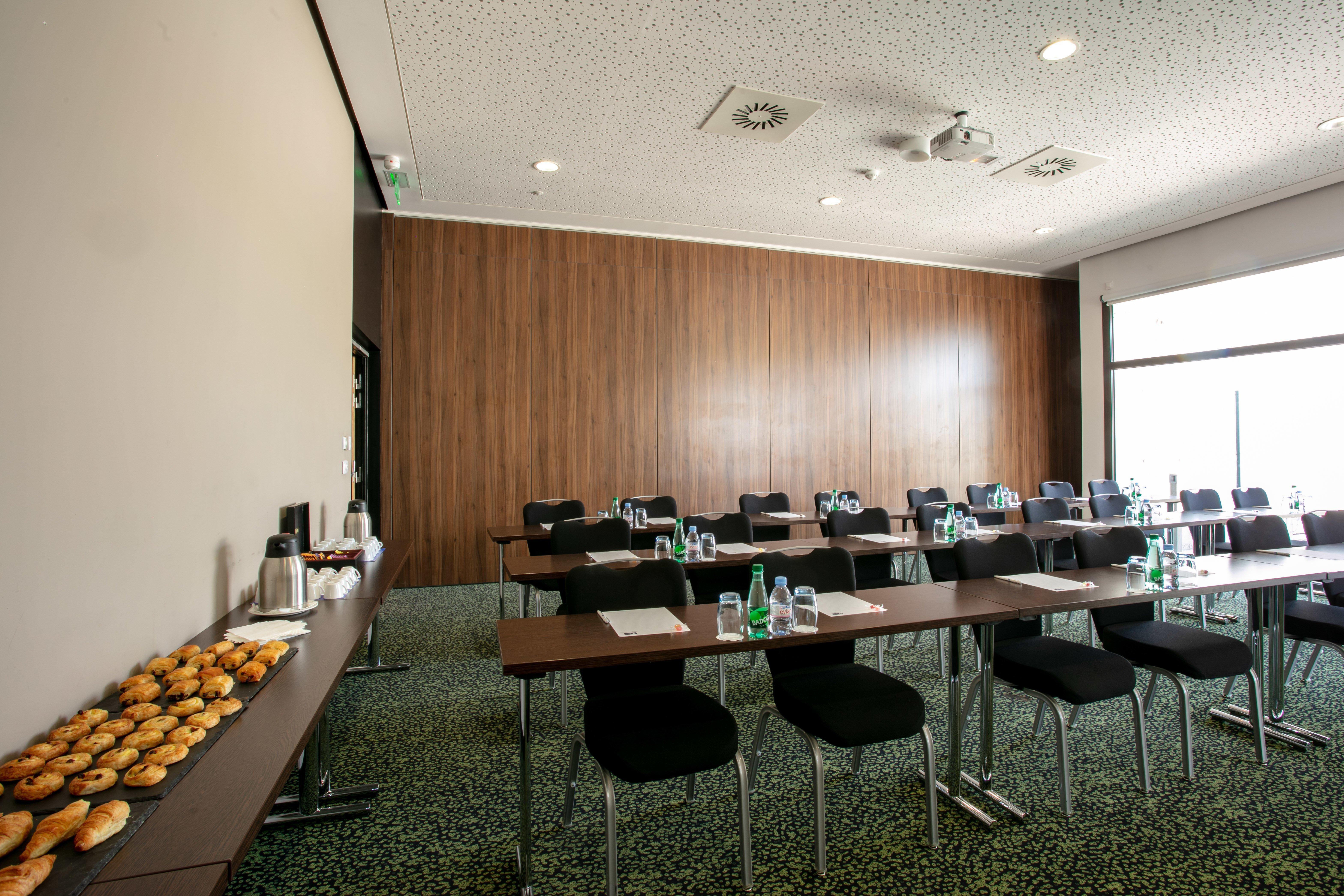 Holiday Express - Odysseum By Ihg Hotel 3*