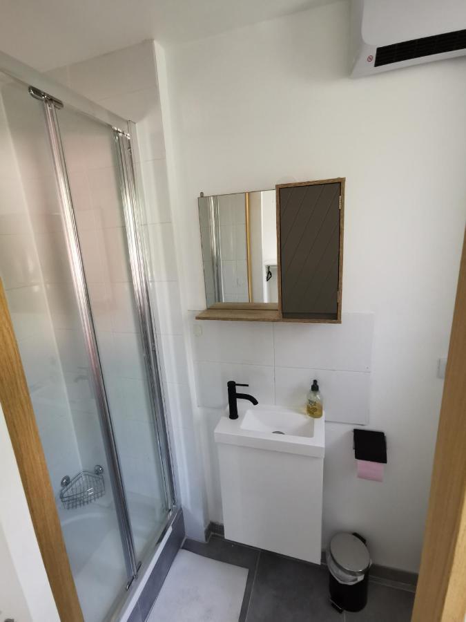 Superbe 8 Personnes 2 2 Salles De Bain Wifi Netflix Et Parking Gratuit Apartment *