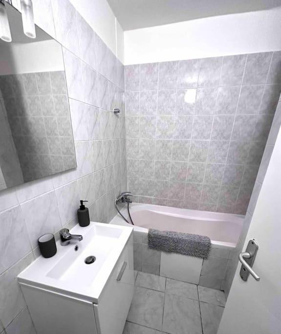 Appartement T3 Entier Renove Avec Place De Parking *