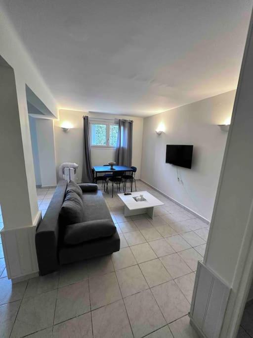 Appartement T3 Entier Renove Avec Place De Parking *