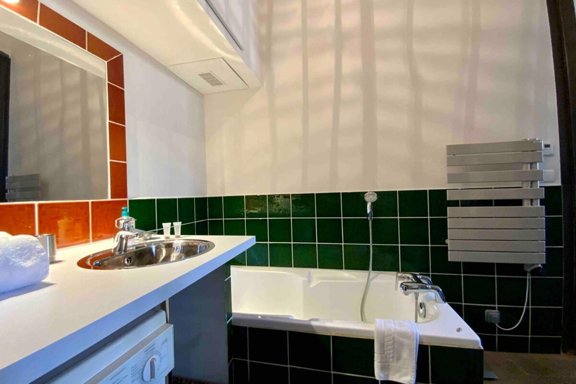 The Elegant- 2 Bedrooms And Central! *