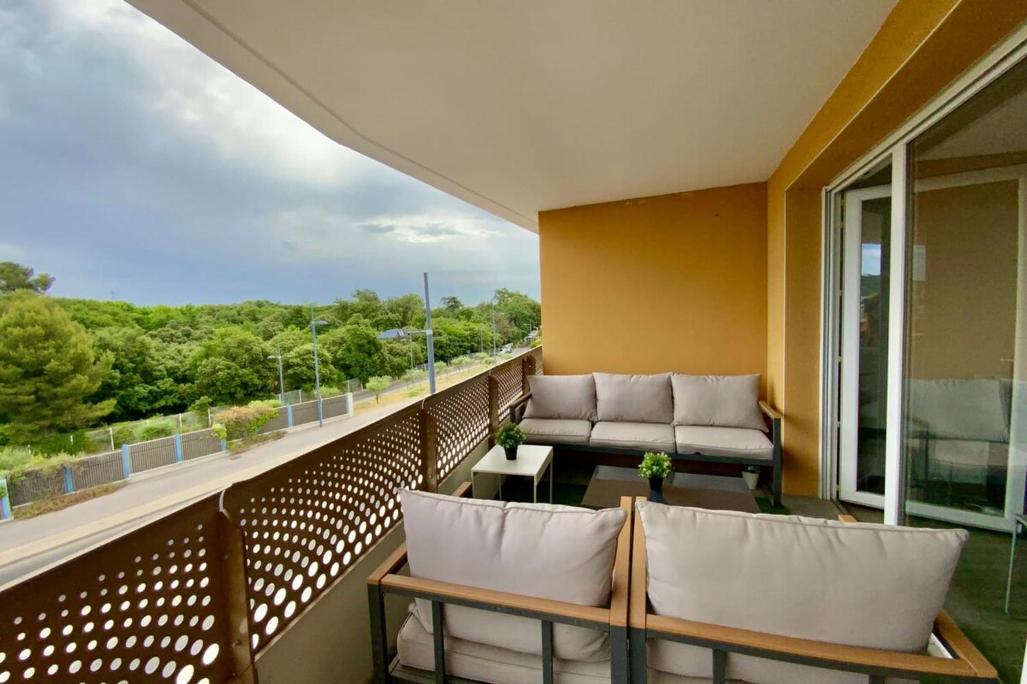 Le Strada- Modernité, Terrasse, Position Centrale *