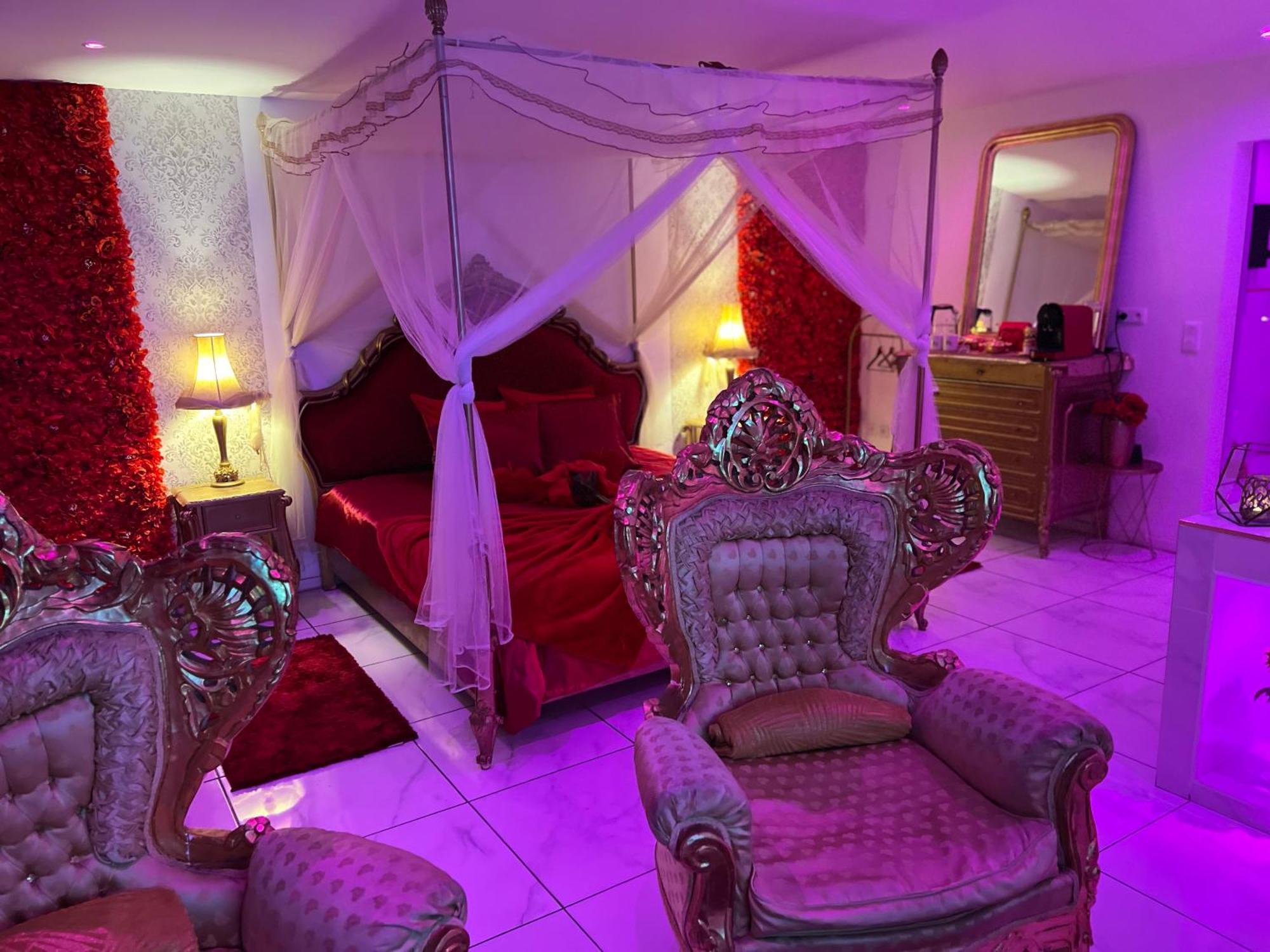 Appartement Romantique Avec Jaccuzy A La Gare De