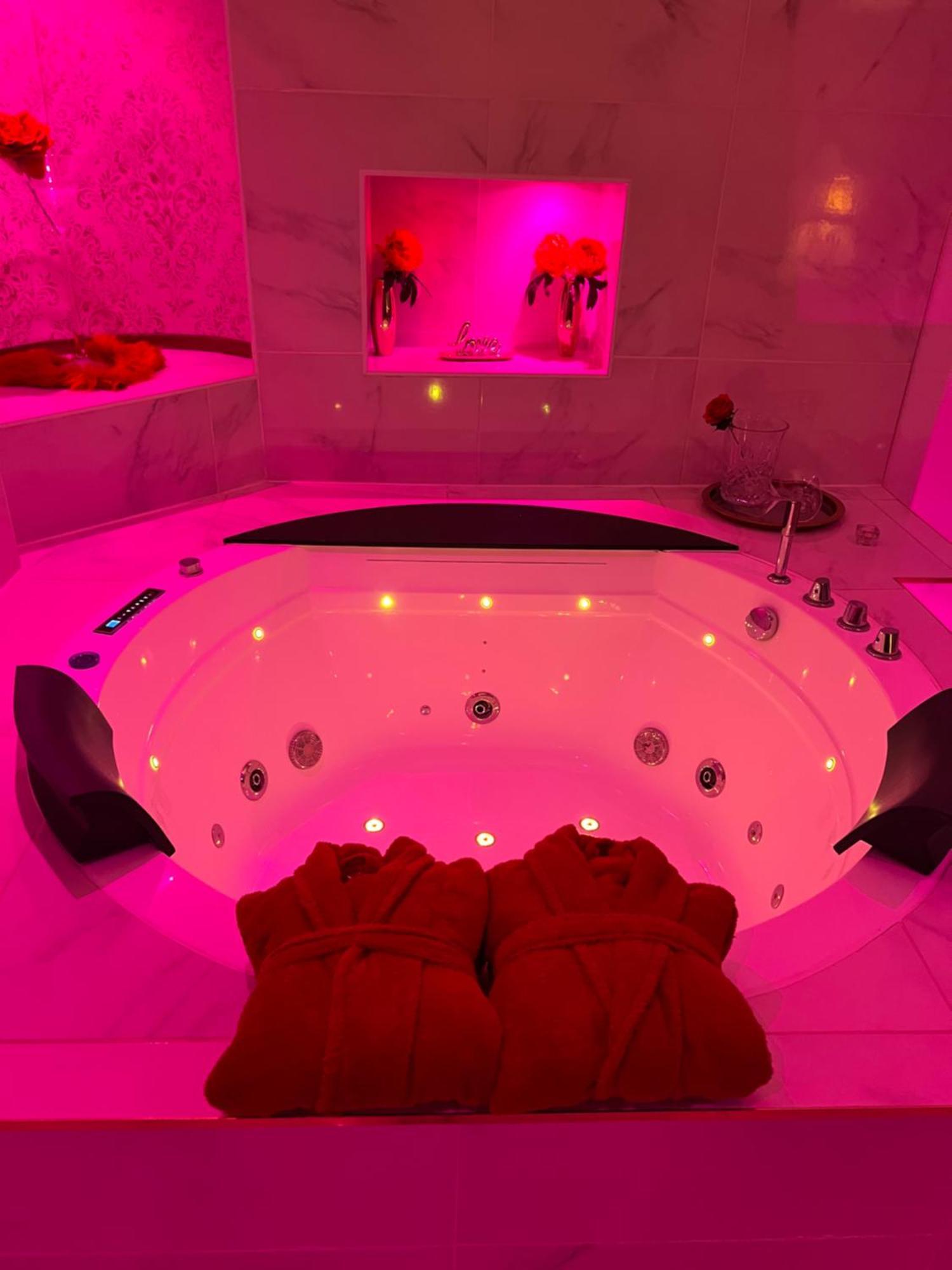 Appartement Romantique Avec Jaccuzy A La Gare De *