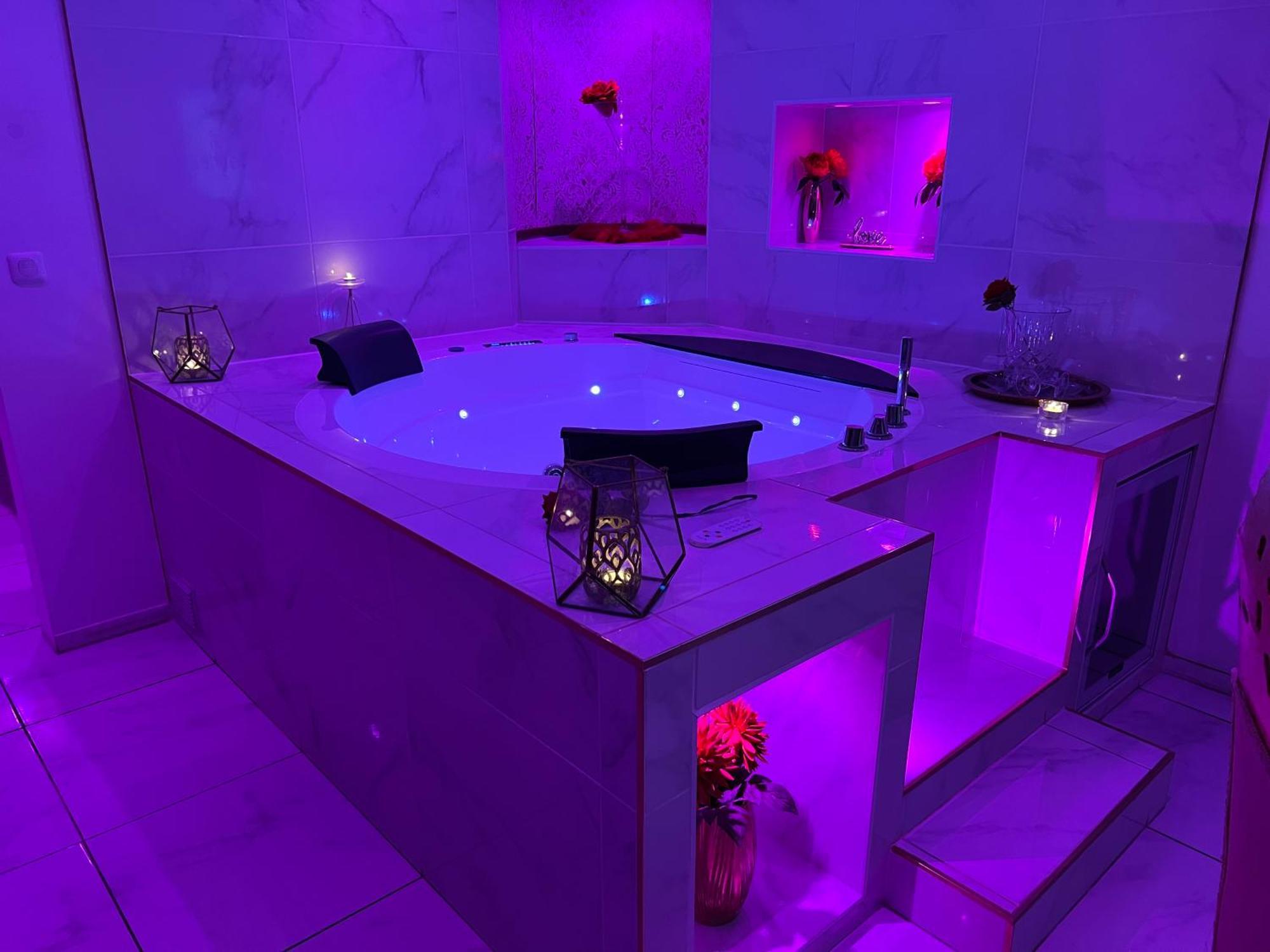 Romantique Avec Jaccuzy A La Gare De Appartement
