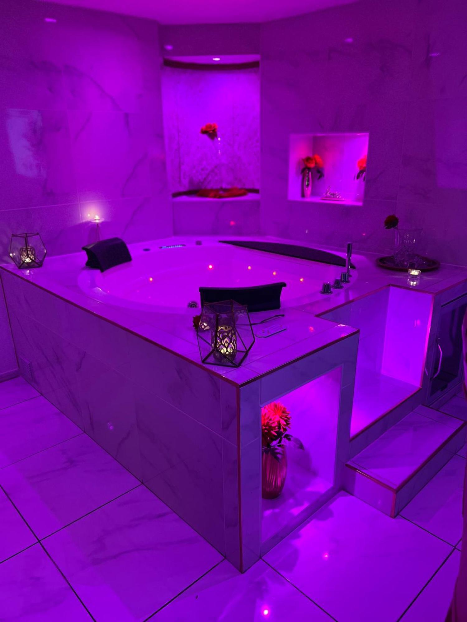 Romantique Avec Jaccuzy A La Gare De Appartement