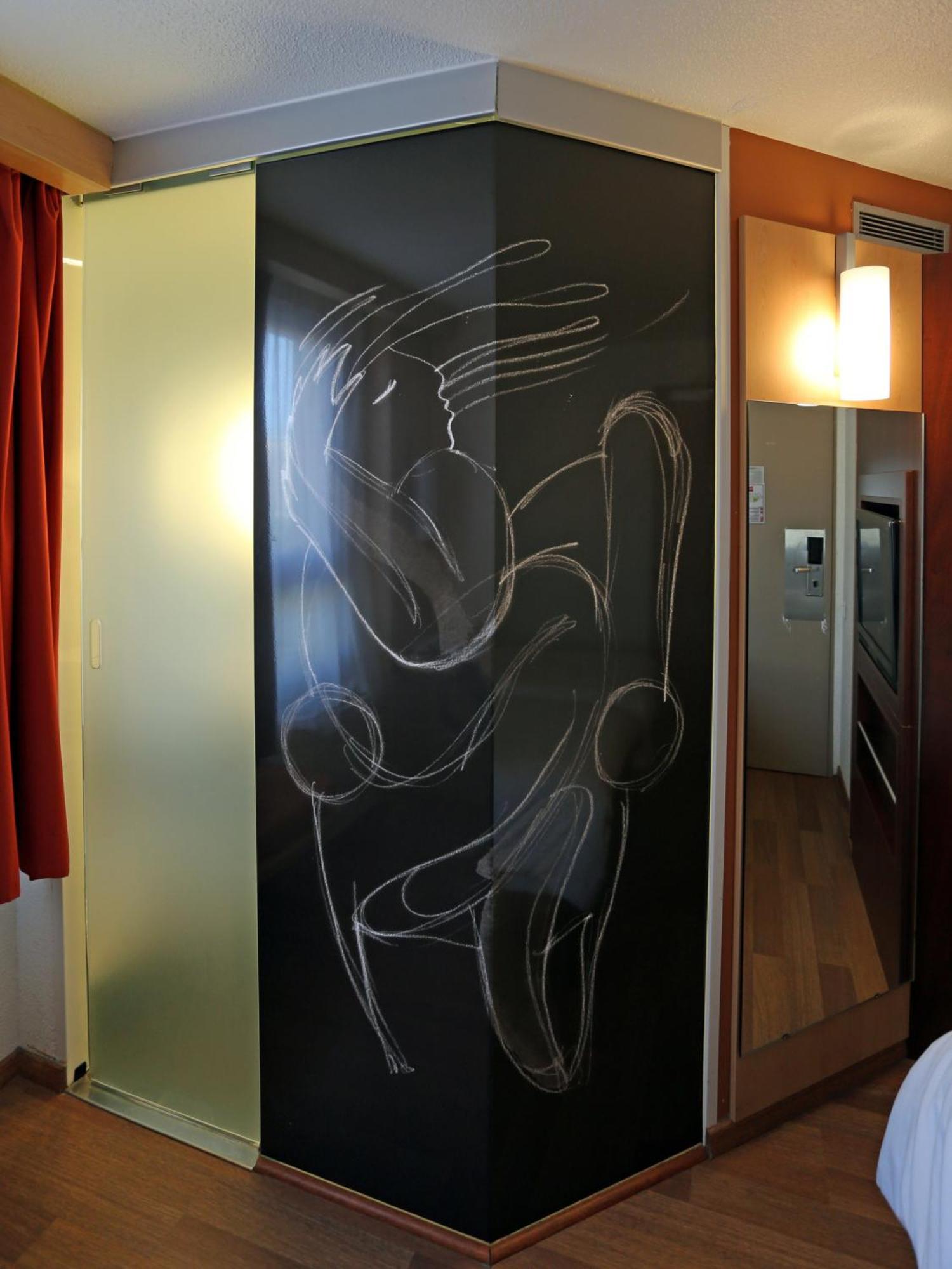 Ibis Centre Polygone Hotel 3*