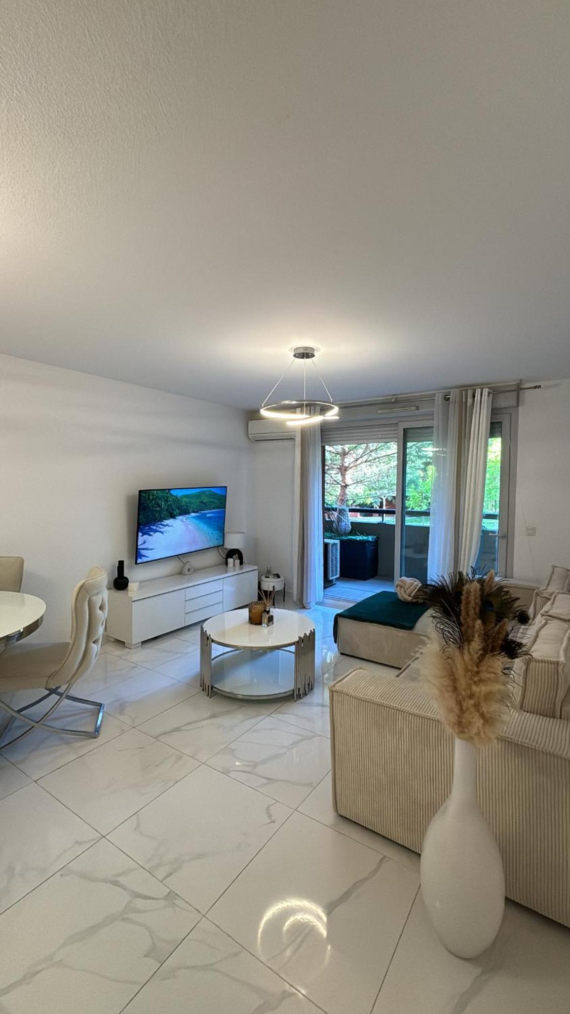 Luxury Apartment *