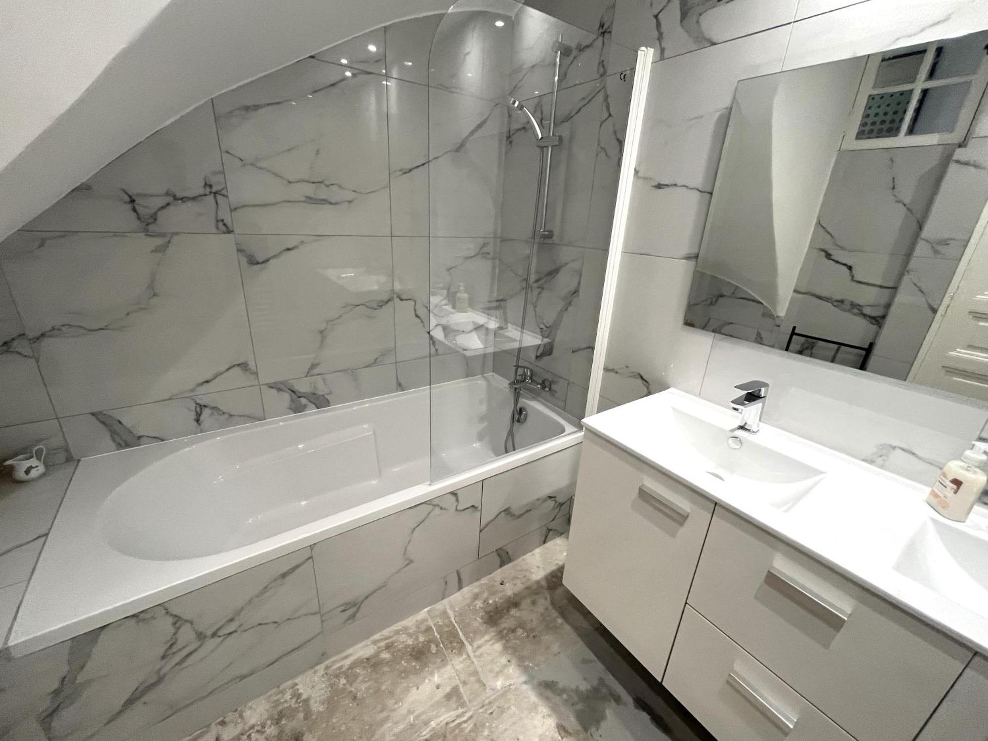 Ecusson - Duplex Lumineux Et Climatise Dans Particulier Apartment *