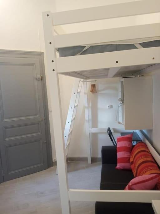 Petit Renove A La Place Comedie Apartment *