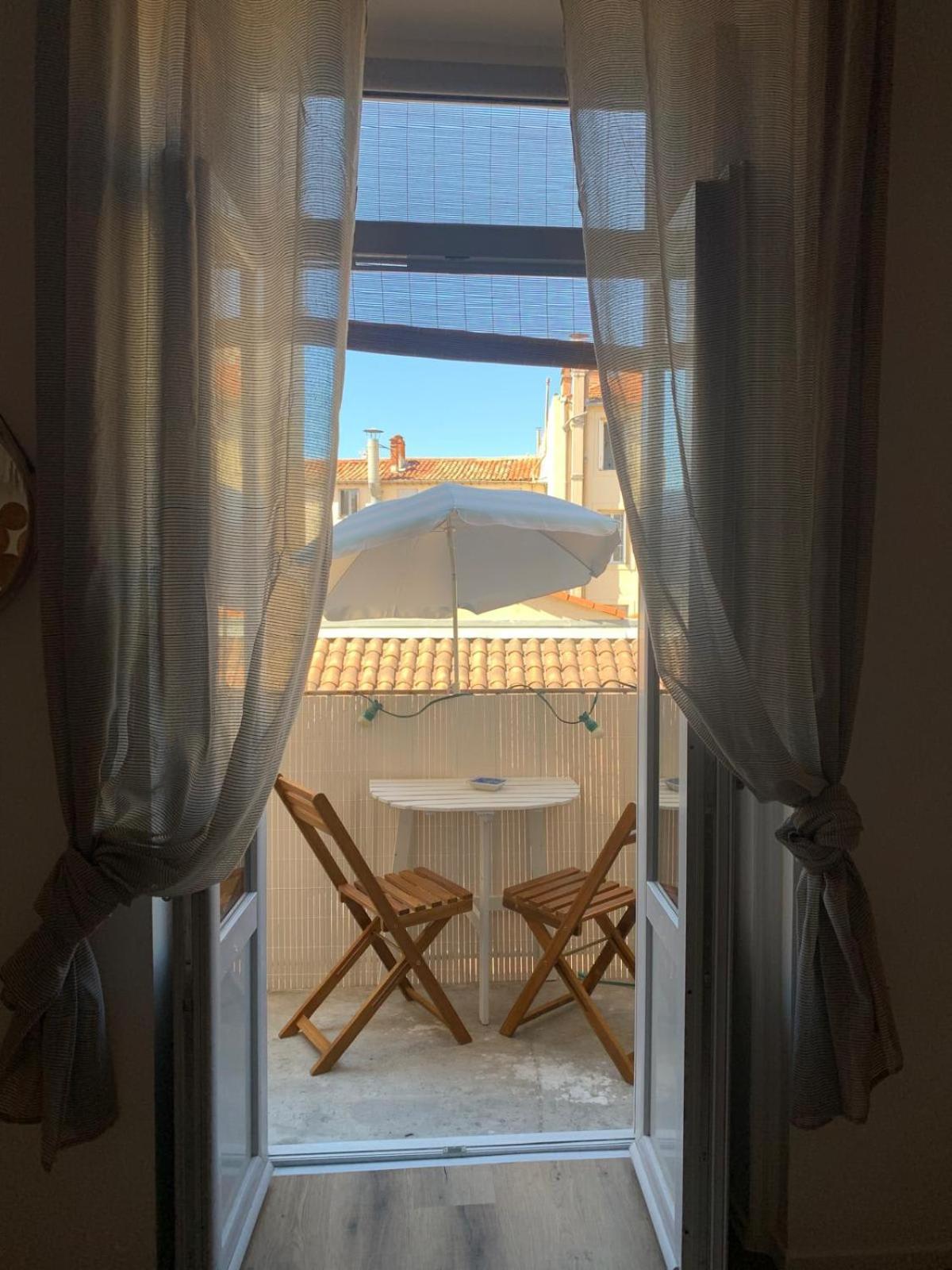 Le Boheme - Center Balcony And Air Conditioning! *
