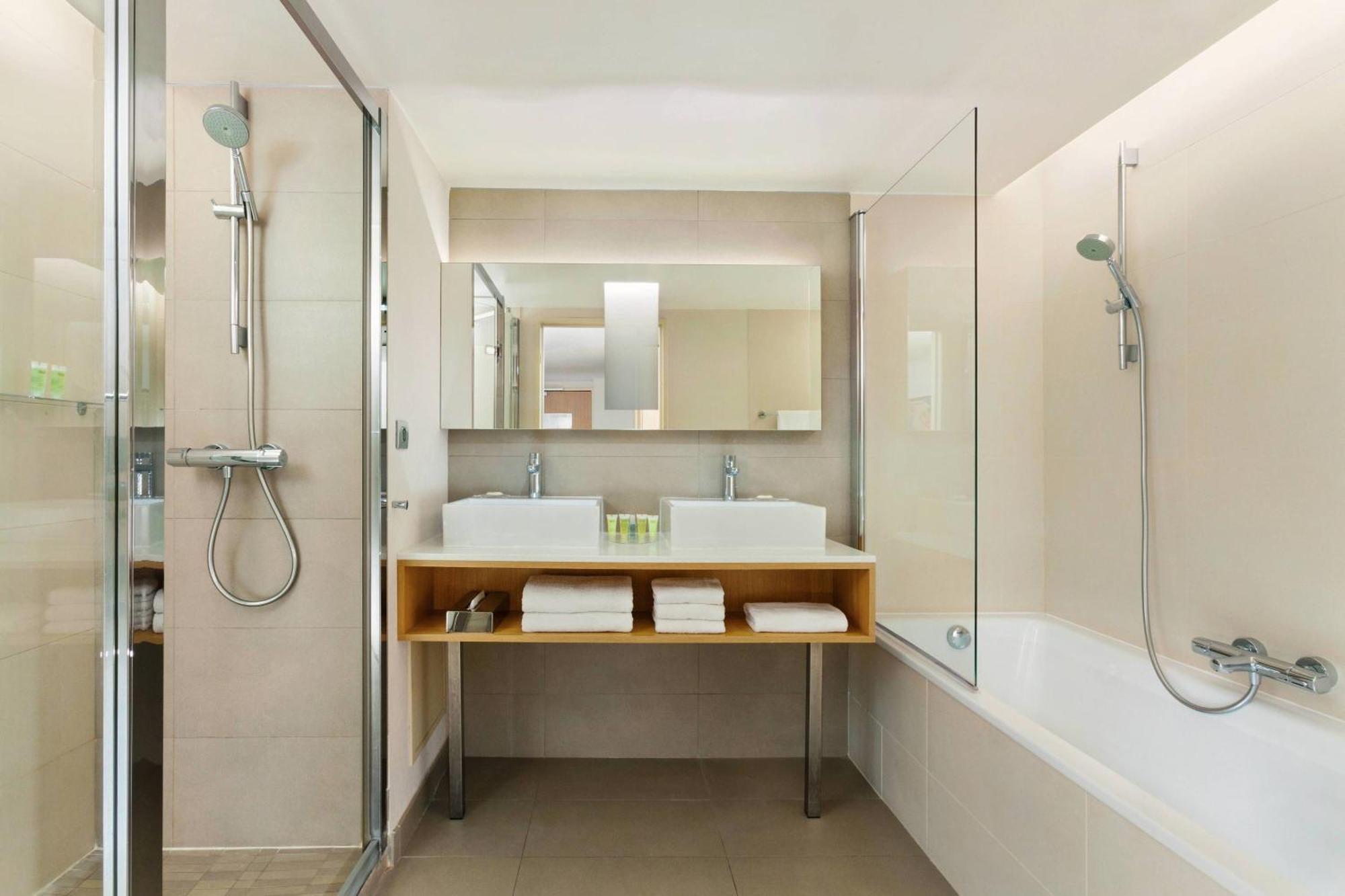 Courtyard By Marriott Hotel