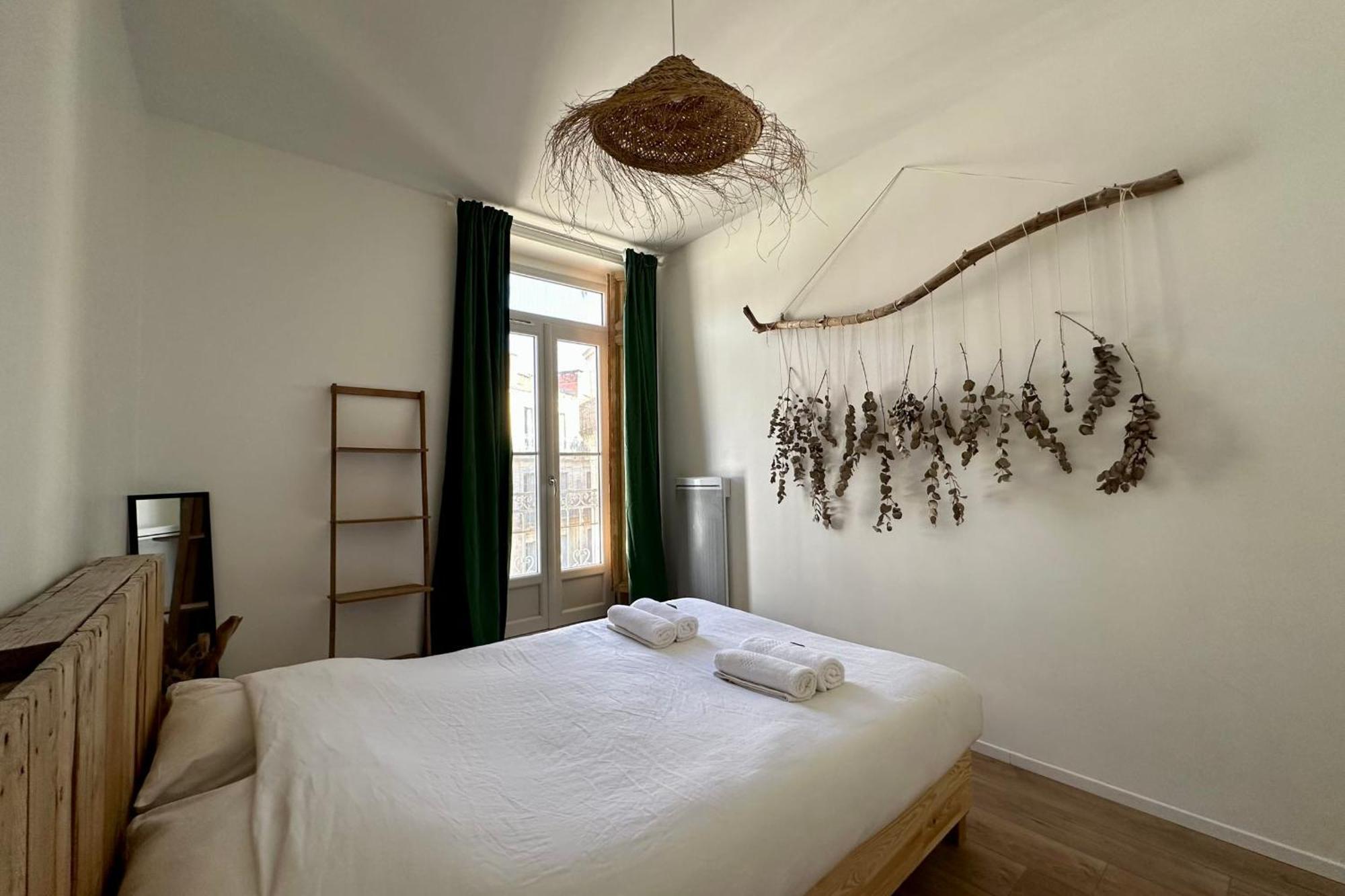 Le Boheme - Center Balcony And Air Conditioning! *
