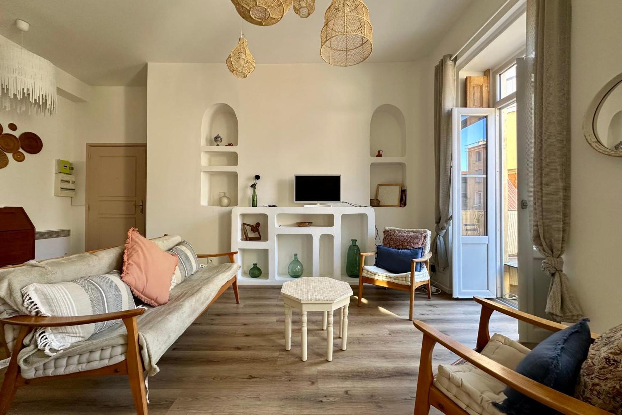 Le Boheme - Center Balcony And Air Conditioning! *