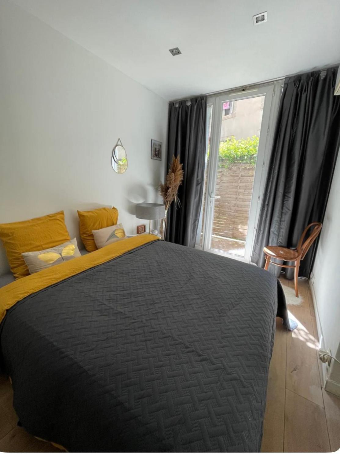 Un Jardin Place De La Comedie Apartment *