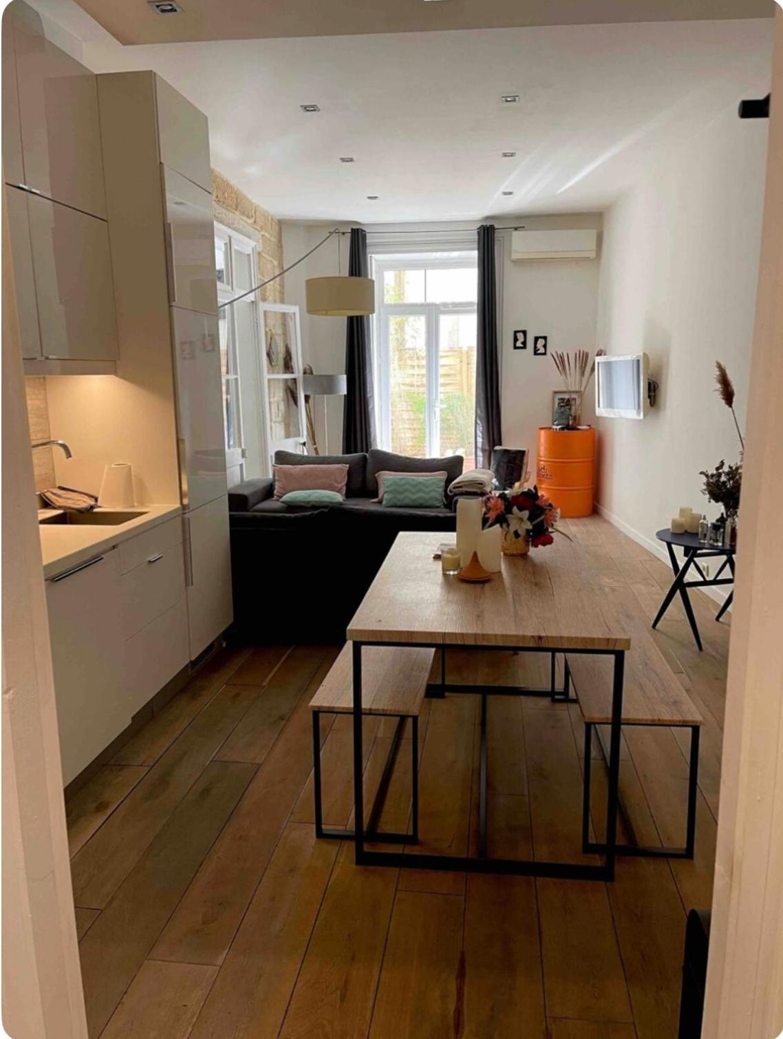 Un Jardin Place De La Comedie Apartment