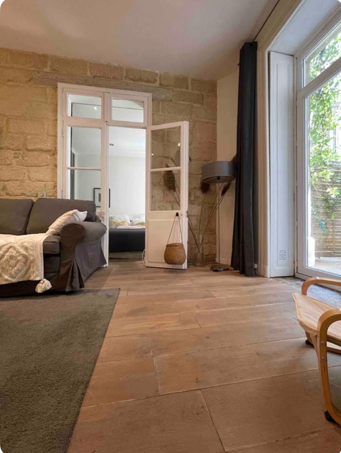 Un Jardin Place De La Comedie Apartment *
