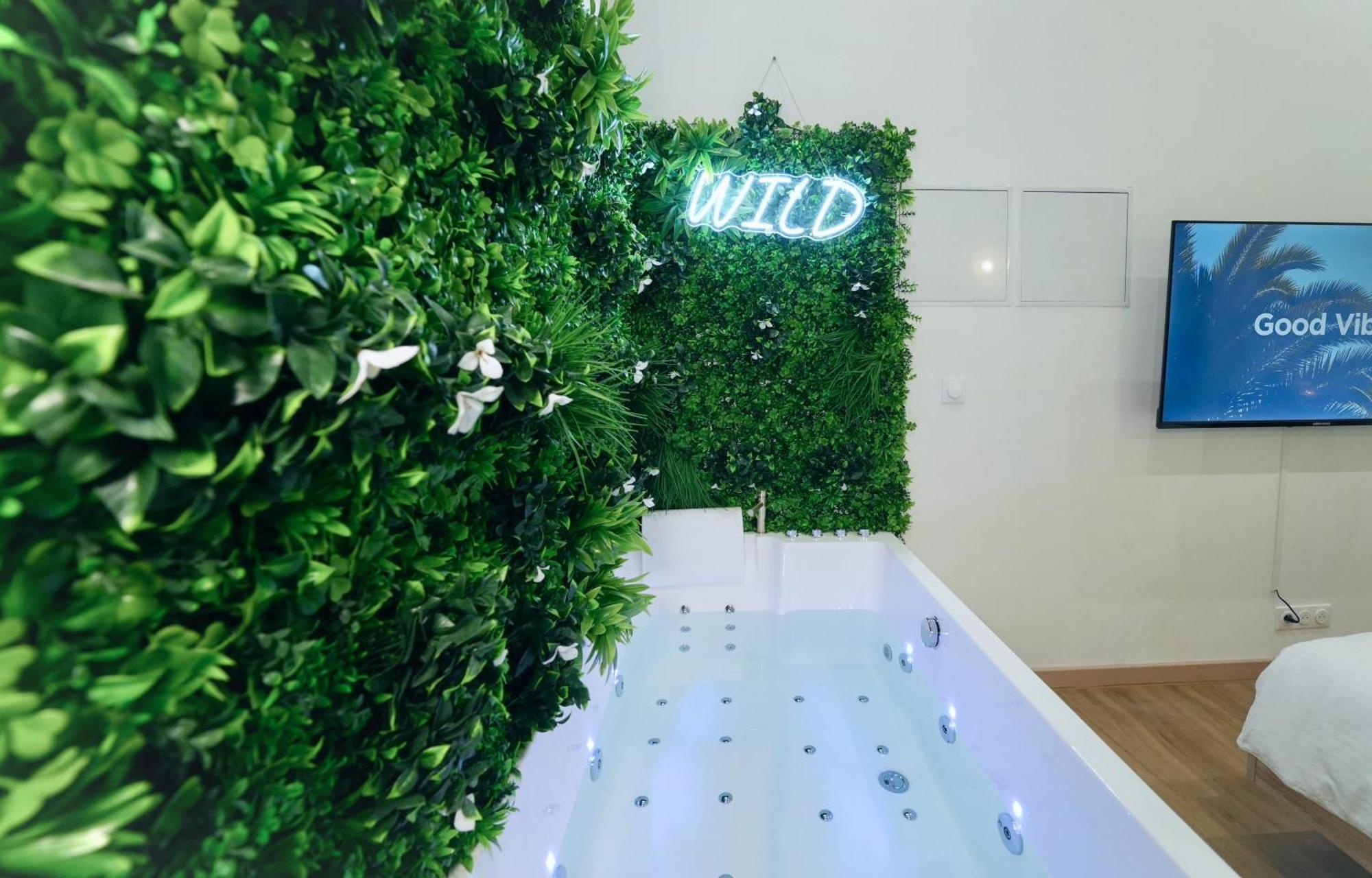 Wild & Cour Privee Au Coeur De *