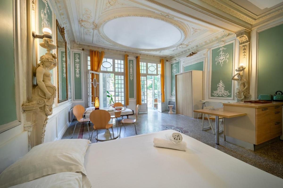 Le Versailles Unique Et Charme