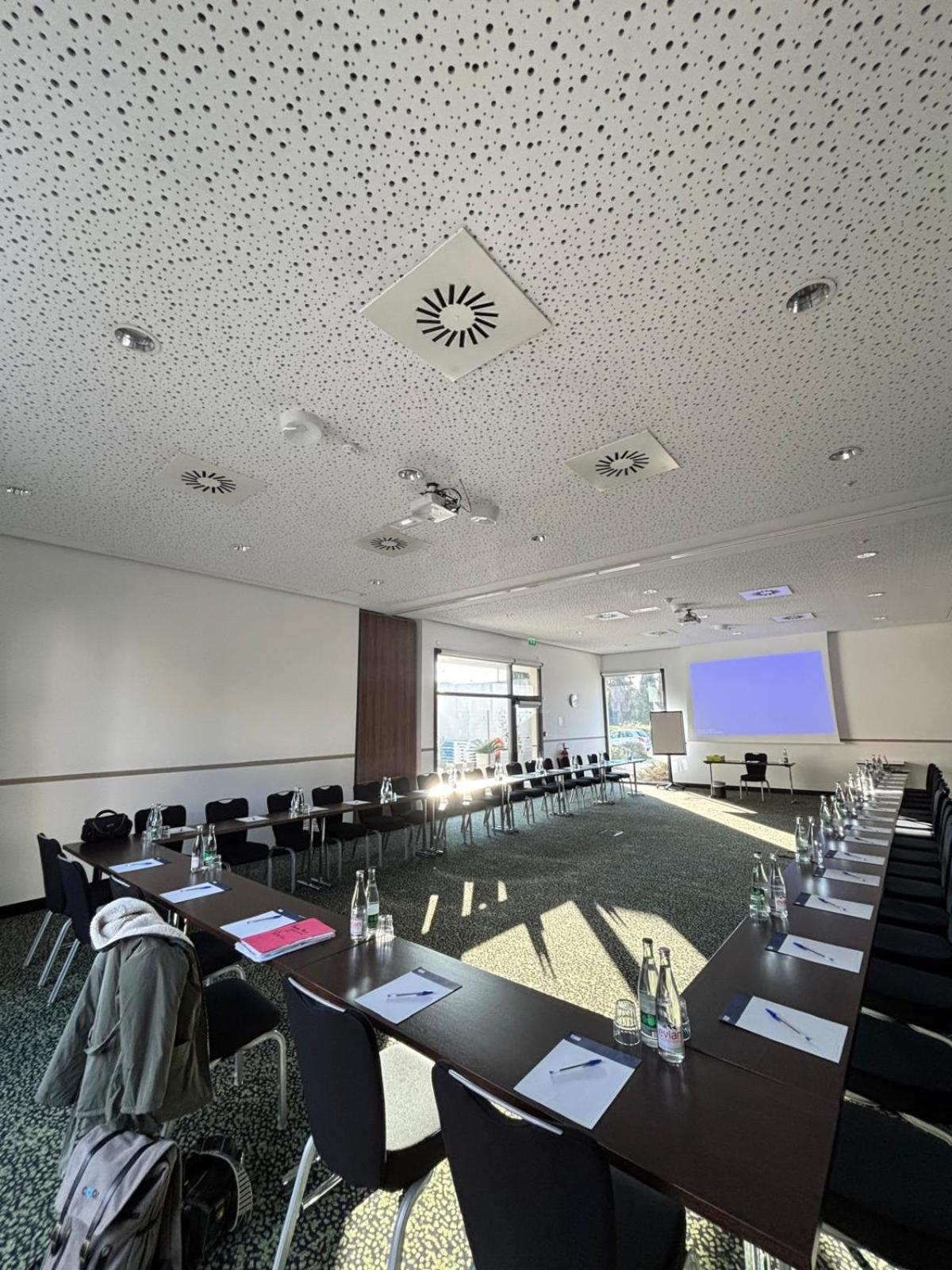 Hotel Holiday Express - Odysseum By Ihg 3*