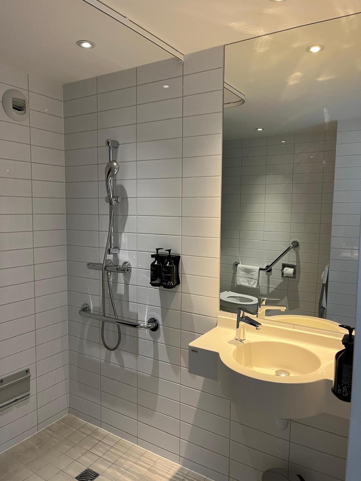 Hotel Holiday Express - Odysseum By Ihg 3*