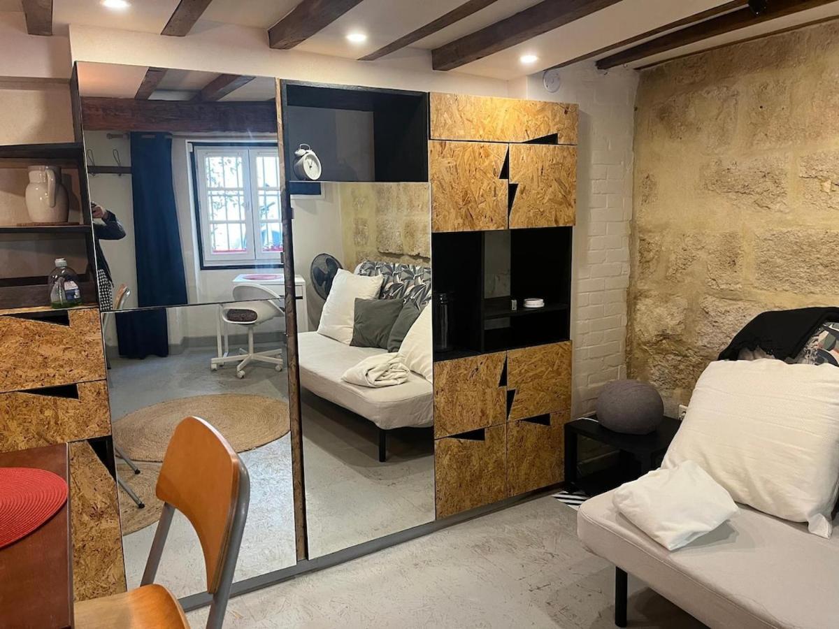 Charming Studio, Ecusson *