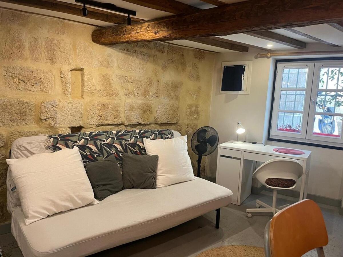 Charming Studio, Ecusson *