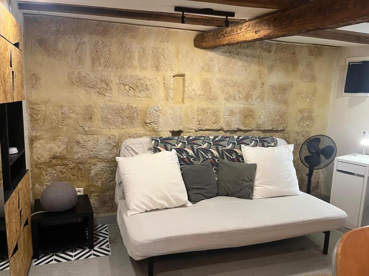 Charming Studio, Ecusson *